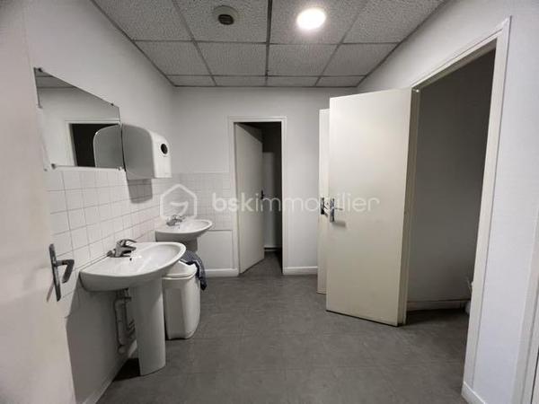 Idéalement situé à Palaiseau, à proximité immédiate des principaux axes routiers et autoroutiers, ce bâtiment indépendant d’environ 1 900 m² offre une excellente visibilité et un cadre parfaitement adapté aux activités industrielles, artisanales, logistiques, techniques ou tertiaires.
Il est édifié sur un terrain clos et sécurisé d'environ 2500m2.
Le rez-de-chaussée propose un vaste espace d’exploitation permettant d’accueillir une grande diversité d’activités. 
Ses équipements et volumes en font un outil de travail particulièrement performant.
Vous y trouverez :
- Un accès permettant l’entrée de camions à l’intérieur du bâtiment 
- Un pont roulant 
- Un monte-charge 
- Une mezzanine pouvant être dédiée au stockage ou à tout autre usage complémentaire 
- Des sanitaires avec douche
- Vestiaires
L’étage accueille un ensemble tertiaire complet comprenant :
- Environ 15 bureaux répartis entre espaces cloisonnés et open space 
- De grandes salles de réunion 
- Une salle pouvant être aménagée en laboratoire, salle technique...
- Une cuisine avec espace repas 
- Sanitaires
- Plusieurs pièces de rangement et d’archives.
Les plus : 
- Climatisation réversible 
- 15 places de stationnement privatives sur le site 
- Accès rapide à la N118, à l’A10 et aux principaux pôles économiques du plateau de Saclay.
Rare sur le secteur, ce bâtiment offre une combinaison idéale entre espaces d’activité, stockage, logistique et bureaux, permettant à une entreprise de centraliser l’ensemble de ses fonctions sur un même site. A VISITER SANS TARDER!!!