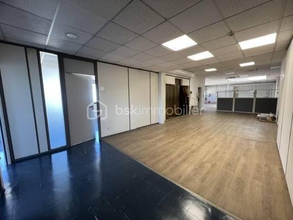 Idéalement situé à Palaiseau, à proximité immédiate des principaux axes routiers et autoroutiers, ce bâtiment indépendant d’environ 1 900 m² offre une excellente visibilité et un cadre parfaitement adapté aux activités industrielles, artisanales, logistiques, techniques ou tertiaires.
Il est édifié sur un terrain clos et sécurisé d'environ 2500m2.
Le rez-de-chaussée propose un vaste espace d’exploitation permettant d’accueillir une grande diversité d’activités. 
Ses équipements et volumes en font un outil de travail particulièrement performant.
Vous y trouverez :
- Un accès permettant l’entrée de camions à l’intérieur du bâtiment 
- Un pont roulant 
- Un monte-charge 
- Une mezzanine pouvant être dédiée au stockage ou à tout autre usage complémentaire 
- Des sanitaires avec douche
- Vestiaires
L’étage accueille un ensemble tertiaire complet comprenant :
- Environ 15 bureaux répartis entre espaces cloisonnés et open space 
- De grandes salles de réunion 
- Une salle pouvant être aménagée en laboratoire, salle technique...
- Une cuisine avec espace repas 
- Sanitaires
- Plusieurs pièces de rangement et d’archives.
Les plus : 
- Climatisation réversible 
- 15 places de stationnement privatives sur le site 
- Accès rapide à la N118, à l’A10 et aux principaux pôles économiques du plateau de Saclay.
Rare sur le secteur, ce bâtiment offre une combinaison idéale entre espaces d’activité, stockage, logistique et bureaux, permettant à une entreprise de centraliser l’ensemble de ses fonctions sur un même site. A VISITER SANS TARDER!!!
