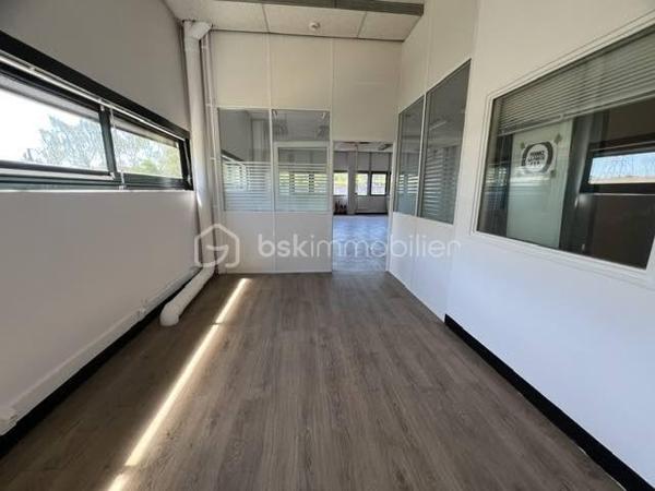 Idéalement situé à Palaiseau, à proximité immédiate des principaux axes routiers et autoroutiers, ce bâtiment indépendant d’environ 1 900 m² offre une excellente visibilité et un cadre parfaitement adapté aux activités industrielles, artisanales, logistiques, techniques ou tertiaires.
Il est édifié sur un terrain clos et sécurisé d'environ 2500m2.
Le rez-de-chaussée propose un vaste espace d’exploitation permettant d’accueillir une grande diversité d’activités. 
Ses équipements et volumes en font un outil de travail particulièrement performant.
Vous y trouverez :
- Un accès permettant l’entrée de camions à l’intérieur du bâtiment 
- Un pont roulant 
- Un monte-charge 
- Une mezzanine pouvant être dédiée au stockage ou à tout autre usage complémentaire 
- Des sanitaires avec douche
- Vestiaires
L’étage accueille un ensemble tertiaire complet comprenant :
- Environ 15 bureaux répartis entre espaces cloisonnés et open space 
- De grandes salles de réunion 
- Une salle pouvant être aménagée en laboratoire, salle technique...
- Une cuisine avec espace repas 
- Sanitaires
- Plusieurs pièces de rangement et d’archives.
Les plus : 
- Climatisation réversible 
- 15 places de stationnement privatives sur le site 
- Accès rapide à la N118, à l’A10 et aux principaux pôles économiques du plateau de Saclay.
Rare sur le secteur, ce bâtiment offre une combinaison idéale entre espaces d’activité, stockage, logistique et bureaux, permettant à une entreprise de centraliser l’ensemble de ses fonctions sur un même site. A VISITER SANS TARDER!!!