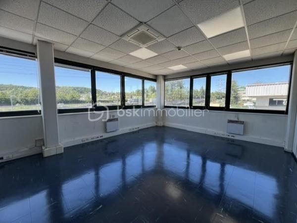 Idéalement situé à Palaiseau, à proximité immédiate des principaux axes routiers et autoroutiers, ce bâtiment indépendant d’environ 1 900 m² offre une excellente visibilité et un cadre parfaitement adapté aux activités industrielles, artisanales, logistiques, techniques ou tertiaires.
Il est édifié sur un terrain clos et sécurisé d'environ 2500m2.
Le rez-de-chaussée propose un vaste espace d’exploitation permettant d’accueillir une grande diversité d’activités. 
Ses équipements et volumes en font un outil de travail particulièrement performant.
Vous y trouverez :
- Un accès permettant l’entrée de camions à l’intérieur du bâtiment 
- Un pont roulant 
- Un monte-charge 
- Une mezzanine pouvant être dédiée au stockage ou à tout autre usage complémentaire 
- Des sanitaires avec douche
- Vestiaires
L’étage accueille un ensemble tertiaire complet comprenant :
- Environ 15 bureaux répartis entre espaces cloisonnés et open space 
- De grandes salles de réunion 
- Une salle pouvant être aménagée en laboratoire, salle technique...
- Une cuisine avec espace repas 
- Sanitaires
- Plusieurs pièces de rangement et d’archives.
Les plus : 
- Climatisation réversible 
- 15 places de stationnement privatives sur le site 
- Accès rapide à la N118, à l’A10 et aux principaux pôles économiques du plateau de Saclay.
Rare sur le secteur, ce bâtiment offre une combinaison idéale entre espaces d’activité, stockage, logistique et bureaux, permettant à une entreprise de centraliser l’ensemble de ses fonctions sur un même site. A VISITER SANS TARDER!!!