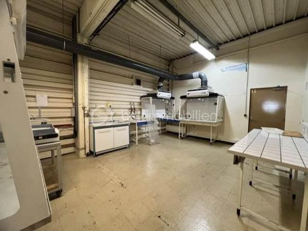 Idéalement situé à Palaiseau, à proximité immédiate des principaux axes routiers et autoroutiers, ce bâtiment indépendant d’environ 1 900 m² offre une excellente visibilité et un cadre parfaitement adapté aux activités industrielles, artisanales, logistiques, techniques ou tertiaires.
Il est édifié sur un terrain clos et sécurisé d'environ 2500m2.
Le rez-de-chaussée propose un vaste espace d’exploitation permettant d’accueillir une grande diversité d’activités. 
Ses équipements et volumes en font un outil de travail particulièrement performant.
Vous y trouverez :
- Un accès permettant l’entrée de camions à l’intérieur du bâtiment 
- Un pont roulant 
- Un monte-charge 
- Une mezzanine pouvant être dédiée au stockage ou à tout autre usage complémentaire 
- Des sanitaires avec douche
- Vestiaires
L’étage accueille un ensemble tertiaire complet comprenant :
- Environ 15 bureaux répartis entre espaces cloisonnés et open space 
- De grandes salles de réunion 
- Une salle pouvant être aménagée en laboratoire, salle technique...
- Une cuisine avec espace repas 
- Sanitaires
- Plusieurs pièces de rangement et d’archives.
Les plus : 
- Climatisation réversible 
- 15 places de stationnement privatives sur le site 
- Accès rapide à la N118, à l’A10 et aux principaux pôles économiques du plateau de Saclay.
Rare sur le secteur, ce bâtiment offre une combinaison idéale entre espaces d’activité, stockage, logistique et bureaux, permettant à une entreprise de centraliser l’ensemble de ses fonctions sur un même site. A VISITER SANS TARDER!!!