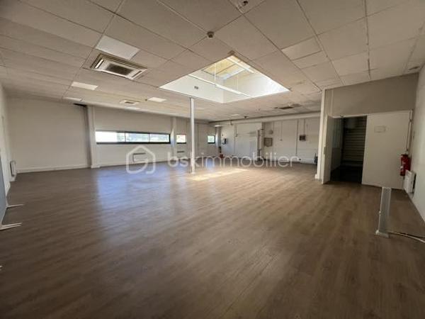 Idéalement situé à Palaiseau, à proximité immédiate des principaux axes routiers et autoroutiers, ce bâtiment indépendant d’environ 1 900 m² offre une excellente visibilité et un cadre parfaitement adapté aux activités industrielles, artisanales, logistiques, techniques ou tertiaires.
Il est édifié sur un terrain clos et sécurisé d'environ 2500m2.
Le rez-de-chaussée propose un vaste espace d’exploitation permettant d’accueillir une grande diversité d’activités. 
Ses équipements et volumes en font un outil de travail particulièrement performant.
Vous y trouverez :
- Un accès permettant l’entrée de camions à l’intérieur du bâtiment 
- Un pont roulant 
- Un monte-charge 
- Une mezzanine pouvant être dédiée au stockage ou à tout autre usage complémentaire 
- Des sanitaires avec douche
- Vestiaires
L’étage accueille un ensemble tertiaire complet comprenant :
- Environ 15 bureaux répartis entre espaces cloisonnés et open space 
- De grandes salles de réunion 
- Une salle pouvant être aménagée en laboratoire, salle technique...
- Une cuisine avec espace repas 
- Sanitaires
- Plusieurs pièces de rangement et d’archives.
Les plus : 
- Climatisation réversible 
- 15 places de stationnement privatives sur le site 
- Accès rapide à la N118, à l’A10 et aux principaux pôles économiques du plateau de Saclay.
Rare sur le secteur, ce bâtiment offre une combinaison idéale entre espaces d’activité, stockage, logistique et bureaux, permettant à une entreprise de centraliser l’ensemble de ses fonctions sur un même site. A VISITER SANS TARDER!!!
