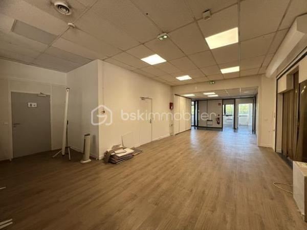 Idéalement situé à Palaiseau, à proximité immédiate des principaux axes routiers et autoroutiers, ce bâtiment indépendant d’environ 1 900 m² offre une excellente visibilité et un cadre parfaitement adapté aux activités industrielles, artisanales, logistiques, techniques ou tertiaires.
Il est édifié sur un terrain clos et sécurisé d'environ 2500m2.
Le rez-de-chaussée propose un vaste espace d’exploitation permettant d’accueillir une grande diversité d’activités. 
Ses équipements et volumes en font un outil de travail particulièrement performant.
Vous y trouverez :
- Un accès permettant l’entrée de camions à l’intérieur du bâtiment 
- Un pont roulant 
- Un monte-charge 
- Une mezzanine pouvant être dédiée au stockage ou à tout autre usage complémentaire 
- Des sanitaires avec douche
- Vestiaires
L’étage accueille un ensemble tertiaire complet comprenant :
- Environ 15 bureaux répartis entre espaces cloisonnés et open space 
- De grandes salles de réunion 
- Une salle pouvant être aménagée en laboratoire, salle technique...
- Une cuisine avec espace repas 
- Sanitaires
- Plusieurs pièces de rangement et d’archives.
Les plus : 
- Climatisation réversible 
- 15 places de stationnement privatives sur le site 
- Accès rapide à la N118, à l’A10 et aux principaux pôles économiques du plateau de Saclay.
Rare sur le secteur, ce bâtiment offre une combinaison idéale entre espaces d’activité, stockage, logistique et bureaux, permettant à une entreprise de centraliser l’ensemble de ses fonctions sur un même site. A VISITER SANS TARDER!!!