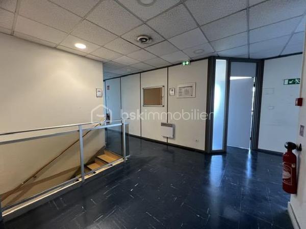 Idéalement situé à Palaiseau, à proximité immédiate des principaux axes routiers et autoroutiers, ce bâtiment indépendant d’environ 1 900 m² offre une excellente visibilité et un cadre parfaitement adapté aux activités industrielles, artisanales, logistiques, techniques ou tertiaires.
Il est édifié sur un terrain clos et sécurisé d'environ 2500m2.
Le rez-de-chaussée propose un vaste espace d’exploitation permettant d’accueillir une grande diversité d’activités. 
Ses équipements et volumes en font un outil de travail particulièrement performant.
Vous y trouverez :
- Un accès permettant l’entrée de camions à l’intérieur du bâtiment 
- Un pont roulant 
- Un monte-charge 
- Une mezzanine pouvant être dédiée au stockage ou à tout autre usage complémentaire 
- Des sanitaires avec douche
- Vestiaires
L’étage accueille un ensemble tertiaire complet comprenant :
- Environ 15 bureaux répartis entre espaces cloisonnés et open space 
- De grandes salles de réunion 
- Une salle pouvant être aménagée en laboratoire, salle technique...
- Une cuisine avec espace repas 
- Sanitaires
- Plusieurs pièces de rangement et d’archives.
Les plus : 
- Climatisation réversible 
- 15 places de stationnement privatives sur le site 
- Accès rapide à la N118, à l’A10 et aux principaux pôles économiques du plateau de Saclay.
Rare sur le secteur, ce bâtiment offre une combinaison idéale entre espaces d’activité, stockage, logistique et bureaux, permettant à une entreprise de centraliser l’ensemble de ses fonctions sur un même site. A VISITER SANS TARDER!!!