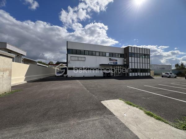 Idéalement situé à Palaiseau, à proximité immédiate des principaux axes routiers et autoroutiers, ce bâtiment indépendant d’environ 1 900 m² offre une excellente visibilité et un cadre parfaitement adapté aux activités industrielles, artisanales, logistiques, techniques ou tertiaires.
Il est édifié sur un terrain clos et sécurisé d'environ 2500m2.
Le rez-de-chaussée propose un vaste espace d’exploitation permettant d’accueillir une grande diversité d’activités. 
Ses équipements et volumes en font un outil de travail particulièrement performant.
Vous y trouverez :
- Un accès permettant l’entrée de camions à l’intérieur du bâtiment 
- Un pont roulant 
- Un monte-charge 
- Une mezzanine pouvant être dédiée au stockage ou à tout autre usage complémentaire 
- Des sanitaires avec douche
- Vestiaires
L’étage accueille un ensemble tertiaire complet comprenant :
- Environ 15 bureaux répartis entre espaces cloisonnés et open space 
- De grandes salles de réunion 
- Une salle pouvant être aménagée en laboratoire, salle technique...
- Une cuisine avec espace repas 
- Sanitaires
- Plusieurs pièces de rangement et d’archives.
Les plus : 
- Climatisation réversible 
- 15 places de stationnement privatives sur le site 
- Accès rapide à la N118, à l’A10 et aux principaux pôles économiques du plateau de Saclay.
Rare sur le secteur, ce bâtiment offre une combinaison idéale entre espaces d’activité, stockage, logistique et bureaux, permettant à une entreprise de centraliser l’ensemble de ses fonctions sur un même site. A VISITER SANS TARDER!!!