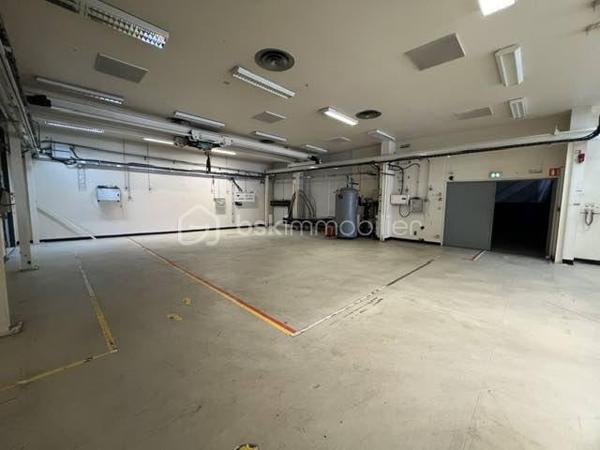Idéalement situé à Palaiseau, à proximité immédiate des principaux axes routiers et autoroutiers, ce bâtiment indépendant d’environ 1 900 m² offre une excellente visibilité et un cadre parfaitement adapté aux activités industrielles, artisanales, logistiques, techniques ou tertiaires.
Il est édifié sur un terrain clos et sécurisé d'environ 2500m2.
Le rez-de-chaussée propose un vaste espace d’exploitation permettant d’accueillir une grande diversité d’activités. 
Ses équipements et volumes en font un outil de travail particulièrement performant.
Vous y trouverez :
- Un accès permettant l’entrée de camions à l’intérieur du bâtiment 
- Un pont roulant 
- Un monte-charge 
- Une mezzanine pouvant être dédiée au stockage ou à tout autre usage complémentaire 
- Des sanitaires avec douche
- Vestiaires
L’étage accueille un ensemble tertiaire complet comprenant :
- Environ 15 bureaux répartis entre espaces cloisonnés et open space 
- De grandes salles de réunion 
- Une salle pouvant être aménagée en laboratoire, salle technique...
- Une cuisine avec espace repas 
- Sanitaires
- Plusieurs pièces de rangement et d’archives.
Les plus : 
- Climatisation réversible 
- 15 places de stationnement privatives sur le site 
- Accès rapide à la N118, à l’A10 et aux principaux pôles économiques du plateau de Saclay.
Rare sur le secteur, ce bâtiment offre une combinaison idéale entre espaces d’activité, stockage, logistique et bureaux, permettant à une entreprise de centraliser l’ensemble de ses fonctions sur un même site. A VISITER SANS TARDER!!!