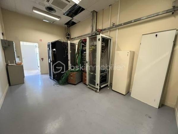 Idéalement situé à Palaiseau, à proximité immédiate des principaux axes routiers et autoroutiers, ce bâtiment indépendant d’environ 1 900 m² offre une excellente visibilité et un cadre parfaitement adapté aux activités industrielles, artisanales, logistiques, techniques ou tertiaires.
Il est édifié sur un terrain clos et sécurisé d'environ 2500m2.
Le rez-de-chaussée propose un vaste espace d’exploitation permettant d’accueillir une grande diversité d’activités. 
Ses équipements et volumes en font un outil de travail particulièrement performant.
Vous y trouverez :
- Un accès permettant l’entrée de camions à l’intérieur du bâtiment 
- Un pont roulant 
- Un monte-charge 
- Une mezzanine pouvant être dédiée au stockage ou à tout autre usage complémentaire 
- Des sanitaires avec douche
- Vestiaires
L’étage accueille un ensemble tertiaire complet comprenant :
- Environ 15 bureaux répartis entre espaces cloisonnés et open space 
- De grandes salles de réunion 
- Une salle pouvant être aménagée en laboratoire, salle technique...
- Une cuisine avec espace repas 
- Sanitaires
- Plusieurs pièces de rangement et d’archives.
Les plus : 
- Climatisation réversible 
- 15 places de stationnement privatives sur le site 
- Accès rapide à la N118, à l’A10 et aux principaux pôles économiques du plateau de Saclay.
Rare sur le secteur, ce bâtiment offre une combinaison idéale entre espaces d’activité, stockage, logistique et bureaux, permettant à une entreprise de centraliser l’ensemble de ses fonctions sur un même site. A VISITER SANS TARDER!!!