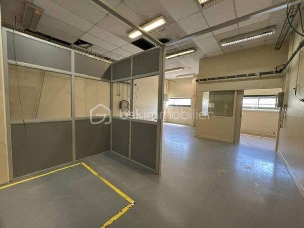 Idéalement situé à Palaiseau, à proximité immédiate des principaux axes routiers et autoroutiers, ce bâtiment indépendant d’environ 1 900 m² offre une excellente visibilité et un cadre parfaitement adapté aux activités industrielles, artisanales, logistiques, techniques ou tertiaires.
Il est édifié sur un terrain clos et sécurisé d'environ 2500m2.
Le rez-de-chaussée propose un vaste espace d’exploitation permettant d’accueillir une grande diversité d’activités. 
Ses équipements et volumes en font un outil de travail particulièrement performant.
Vous y trouverez :
- Un accès permettant l’entrée de camions à l’intérieur du bâtiment 
- Un pont roulant 
- Un monte-charge 
- Une mezzanine pouvant être dédiée au stockage ou à tout autre usage complémentaire 
- Des sanitaires avec douche
- Vestiaires
L’étage accueille un ensemble tertiaire complet comprenant :
- Environ 15 bureaux répartis entre espaces cloisonnés et open space 
- De grandes salles de réunion 
- Une salle pouvant être aménagée en laboratoire, salle technique...
- Une cuisine avec espace repas 
- Sanitaires
- Plusieurs pièces de rangement et d’archives.
Les plus : 
- Climatisation réversible 
- 15 places de stationnement privatives sur le site 
- Accès rapide à la N118, à l’A10 et aux principaux pôles économiques du plateau de Saclay.
Rare sur le secteur, ce bâtiment offre une combinaison idéale entre espaces d’activité, stockage, logistique et bureaux, permettant à une entreprise de centraliser l’ensemble de ses fonctions sur un même site. A VISITER SANS TARDER!!!