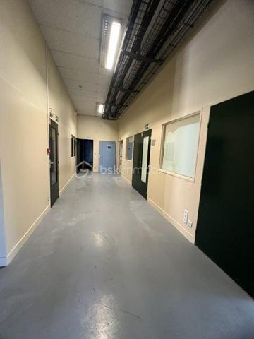 Idéalement situé à Palaiseau, à proximité immédiate des principaux axes routiers et autoroutiers, ce bâtiment indépendant d’environ 1 900 m² offre une excellente visibilité et un cadre parfaitement adapté aux activités industrielles, artisanales, logistiques, techniques ou tertiaires.
Il est édifié sur un terrain clos et sécurisé d'environ 2500m2.
Le rez-de-chaussée propose un vaste espace d’exploitation permettant d’accueillir une grande diversité d’activités. 
Ses équipements et volumes en font un outil de travail particulièrement performant.
Vous y trouverez :
- Un accès permettant l’entrée de camions à l’intérieur du bâtiment 
- Un pont roulant 
- Un monte-charge 
- Une mezzanine pouvant être dédiée au stockage ou à tout autre usage complémentaire 
- Des sanitaires avec douche
- Vestiaires
L’étage accueille un ensemble tertiaire complet comprenant :
- Environ 15 bureaux répartis entre espaces cloisonnés et open space 
- De grandes salles de réunion 
- Une salle pouvant être aménagée en laboratoire, salle technique...
- Une cuisine avec espace repas 
- Sanitaires
- Plusieurs pièces de rangement et d’archives.
Les plus : 
- Climatisation réversible 
- 15 places de stationnement privatives sur le site 
- Accès rapide à la N118, à l’A10 et aux principaux pôles économiques du plateau de Saclay.
Rare sur le secteur, ce bâtiment offre une combinaison idéale entre espaces d’activité, stockage, logistique et bureaux, permettant à une entreprise de centraliser l’ensemble de ses fonctions sur un même site. A VISITER SANS TARDER!!!