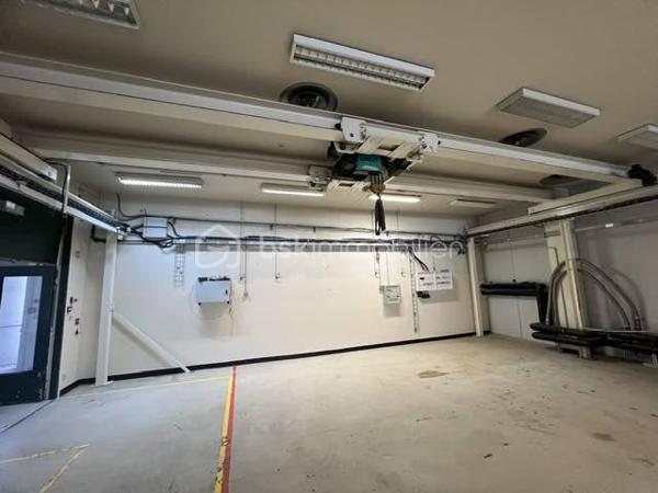 Idéalement situé à Palaiseau, à proximité immédiate des principaux axes routiers et autoroutiers, ce bâtiment indépendant d’environ 1 900 m² offre une excellente visibilité et un cadre parfaitement adapté aux activités industrielles, artisanales, logistiques, techniques ou tertiaires.
Il est édifié sur un terrain clos et sécurisé d'environ 2500m2.
Le rez-de-chaussée propose un vaste espace d’exploitation permettant d’accueillir une grande diversité d’activités. 
Ses équipements et volumes en font un outil de travail particulièrement performant.
Vous y trouverez :
- Un accès permettant l’entrée de camions à l’intérieur du bâtiment 
- Un pont roulant 
- Un monte-charge 
- Une mezzanine pouvant être dédiée au stockage ou à tout autre usage complémentaire 
- Des sanitaires avec douche
- Vestiaires
L’étage accueille un ensemble tertiaire complet comprenant :
- Environ 15 bureaux répartis entre espaces cloisonnés et open space 
- De grandes salles de réunion 
- Une salle pouvant être aménagée en laboratoire, salle technique...
- Une cuisine avec espace repas 
- Sanitaires
- Plusieurs pièces de rangement et d’archives.
Les plus : 
- Climatisation réversible 
- 15 places de stationnement privatives sur le site 
- Accès rapide à la N118, à l’A10 et aux principaux pôles économiques du plateau de Saclay.
Rare sur le secteur, ce bâtiment offre une combinaison idéale entre espaces d’activité, stockage, logistique et bureaux, permettant à une entreprise de centraliser l’ensemble de ses fonctions sur un même site. A VISITER SANS TARDER!!!
