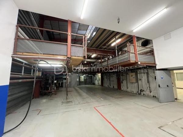 Idéalement situé à Palaiseau, à proximité immédiate des principaux axes routiers et autoroutiers, ce bâtiment indépendant d’environ 1 900 m² offre une excellente visibilité et un cadre parfaitement adapté aux activités industrielles, artisanales, logistiques, techniques ou tertiaires.
Il est édifié sur un terrain clos et sécurisé d'environ 2500m2.
Le rez-de-chaussée propose un vaste espace d’exploitation permettant d’accueillir une grande diversité d’activités. 
Ses équipements et volumes en font un outil de travail particulièrement performant.
Vous y trouverez :
- Un accès permettant l’entrée de camions à l’intérieur du bâtiment 
- Un pont roulant 
- Un monte-charge 
- Une mezzanine pouvant être dédiée au stockage ou à tout autre usage complémentaire 
- Des sanitaires avec douche
- Vestiaires
L’étage accueille un ensemble tertiaire complet comprenant :
- Environ 15 bureaux répartis entre espaces cloisonnés et open space 
- De grandes salles de réunion 
- Une salle pouvant être aménagée en laboratoire, salle technique...
- Une cuisine avec espace repas 
- Sanitaires
- Plusieurs pièces de rangement et d’archives.
Les plus : 
- Climatisation réversible 
- 15 places de stationnement privatives sur le site 
- Accès rapide à la N118, à l’A10 et aux principaux pôles économiques du plateau de Saclay.
Rare sur le secteur, ce bâtiment offre une combinaison idéale entre espaces d’activité, stockage, logistique et bureaux, permettant à une entreprise de centraliser l’ensemble de ses fonctions sur un même site. A VISITER SANS TARDER!!!
