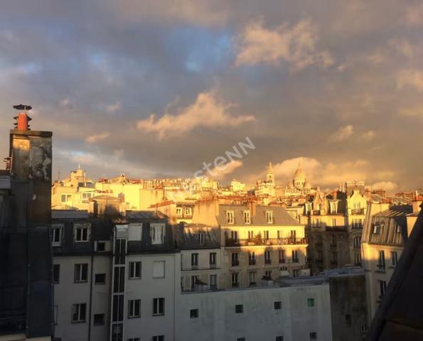 Élégance parisienne au sommet de Montmartre