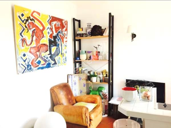 Élégance parisienne au sommet de Montmartre