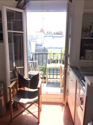 Élégance parisienne au sommet de Montmartre