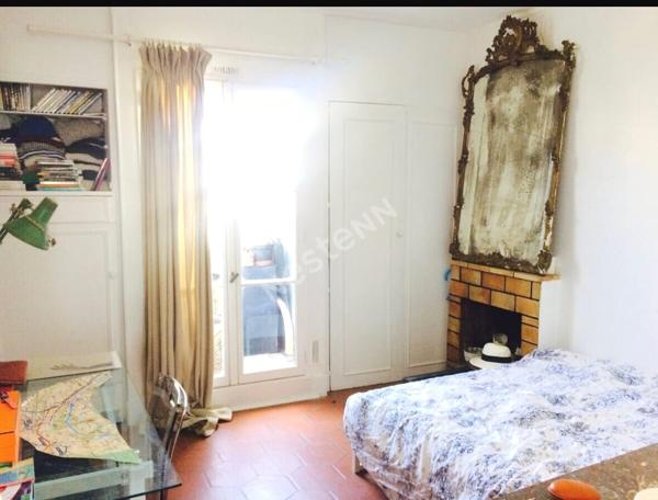 Élégance parisienne au sommet de Montmartre