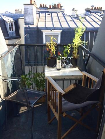 Élégance parisienne au sommet de Montmartre