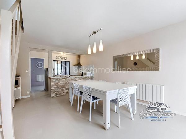 Mieux qu’un appartement : maison avec jardin et stationnements

Vous recherchez votre premier achat, mais vous souhaitez plus qu’un simple appartement ? Cette maison est faite pour vous.

D’une surface de 54.4 m² loi Carrez et 62 m² au sol, elle offre un cadre de vie agréable avec deux espaces extérieurs, une terrasse, un abri de jardin et deux places de stationnement.

Dès le portillon, vous arrivez sur un premier jardin avec terrasse, donnant accès à l’entrée de la maison. Vous découvrirez ensuite un séjour/salle à manger avec cuisine ouverte, une chambre ainsi qu’un WC séparé.

À l’étage, la maison dispose d’une grande chambre et d’une salle de bains indépendante.

À l’arrière, un second petit jardin avec abri vient compléter ce bien.

Une maison fonctionnelle, idéale pour un premier achat, offrant les avantages d’un extérieur et d’un stationnement, tout en restant une belle alternative à l’appartement.