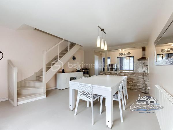 Mieux qu’un appartement : maison avec jardin et stationnements

Vous recherchez votre premier achat, mais vous souhaitez plus qu’un simple appartement ? Cette maison est faite pour vous.

D’une surface de 54.4 m² loi Carrez et 62 m² au sol, elle offre un cadre de vie agréable avec deux espaces extérieurs, une terrasse, un abri de jardin et deux places de stationnement.

Dès le portillon, vous arrivez sur un premier jardin avec terrasse, donnant accès à l’entrée de la maison. Vous découvrirez ensuite un séjour/salle à manger avec cuisine ouverte, une chambre ainsi qu’un WC séparé.

À l’étage, la maison dispose d’une grande chambre et d’une salle de bains indépendante.

À l’arrière, un second petit jardin avec abri vient compléter ce bien.

Une maison fonctionnelle, idéale pour un premier achat, offrant les avantages d’un extérieur et d’un stationnement, tout en restant une belle alternative à l’appartement.