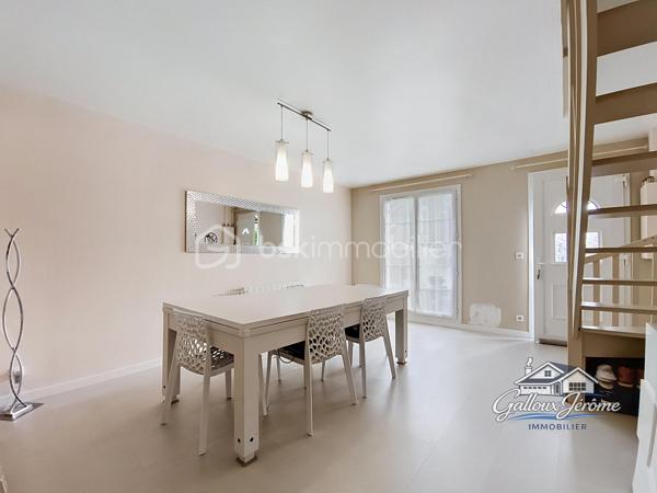 Mieux qu’un appartement : maison avec jardin et stationnements

Vous recherchez votre premier achat, mais vous souhaitez plus qu’un simple appartement ? Cette maison est faite pour vous.

D’une surface de 54.4 m² loi Carrez et 62 m² au sol, elle offre un cadre de vie agréable avec deux espaces extérieurs, une terrasse, un abri de jardin et deux places de stationnement.

Dès le portillon, vous arrivez sur un premier jardin avec terrasse, donnant accès à l’entrée de la maison. Vous découvrirez ensuite un séjour/salle à manger avec cuisine ouverte, une chambre ainsi qu’un WC séparé.

À l’étage, la maison dispose d’une grande chambre et d’une salle de bains indépendante.

À l’arrière, un second petit jardin avec abri vient compléter ce bien.

Une maison fonctionnelle, idéale pour un premier achat, offrant les avantages d’un extérieur et d’un stationnement, tout en restant une belle alternative à l’appartement.