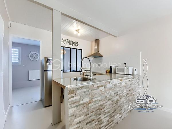 Mieux qu’un appartement : maison avec jardin et stationnements

Vous recherchez votre premier achat, mais vous souhaitez plus qu’un simple appartement ? Cette maison est faite pour vous.

D’une surface de 54.4 m² loi Carrez et 62 m² au sol, elle offre un cadre de vie agréable avec deux espaces extérieurs, une terrasse, un abri de jardin et deux places de stationnement.

Dès le portillon, vous arrivez sur un premier jardin avec terrasse, donnant accès à l’entrée de la maison. Vous découvrirez ensuite un séjour/salle à manger avec cuisine ouverte, une chambre ainsi qu’un WC séparé.

À l’étage, la maison dispose d’une grande chambre et d’une salle de bains indépendante.

À l’arrière, un second petit jardin avec abri vient compléter ce bien.

Une maison fonctionnelle, idéale pour un premier achat, offrant les avantages d’un extérieur et d’un stationnement, tout en restant une belle alternative à l’appartement.