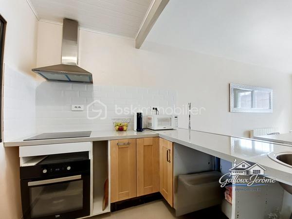 Mieux qu’un appartement : maison avec jardin et stationnements

Vous recherchez votre premier achat, mais vous souhaitez plus qu’un simple appartement ? Cette maison est faite pour vous.

D’une surface de 54.4 m² loi Carrez et 62 m² au sol, elle offre un cadre de vie agréable avec deux espaces extérieurs, une terrasse, un abri de jardin et deux places de stationnement.

Dès le portillon, vous arrivez sur un premier jardin avec terrasse, donnant accès à l’entrée de la maison. Vous découvrirez ensuite un séjour/salle à manger avec cuisine ouverte, une chambre ainsi qu’un WC séparé.

À l’étage, la maison dispose d’une grande chambre et d’une salle de bains indépendante.

À l’arrière, un second petit jardin avec abri vient compléter ce bien.

Une maison fonctionnelle, idéale pour un premier achat, offrant les avantages d’un extérieur et d’un stationnement, tout en restant une belle alternative à l’appartement.