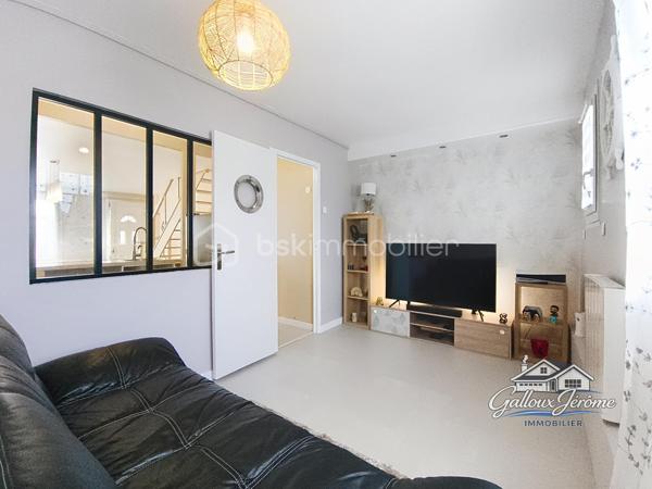Mieux qu’un appartement : maison avec jardin et stationnements

Vous recherchez votre premier achat, mais vous souhaitez plus qu’un simple appartement ? Cette maison est faite pour vous.

D’une surface de 54.4 m² loi Carrez et 62 m² au sol, elle offre un cadre de vie agréable avec deux espaces extérieurs, une terrasse, un abri de jardin et deux places de stationnement.

Dès le portillon, vous arrivez sur un premier jardin avec terrasse, donnant accès à l’entrée de la maison. Vous découvrirez ensuite un séjour/salle à manger avec cuisine ouverte, une chambre ainsi qu’un WC séparé.

À l’étage, la maison dispose d’une grande chambre et d’une salle de bains indépendante.

À l’arrière, un second petit jardin avec abri vient compléter ce bien.

Une maison fonctionnelle, idéale pour un premier achat, offrant les avantages d’un extérieur et d’un stationnement, tout en restant une belle alternative à l’appartement.