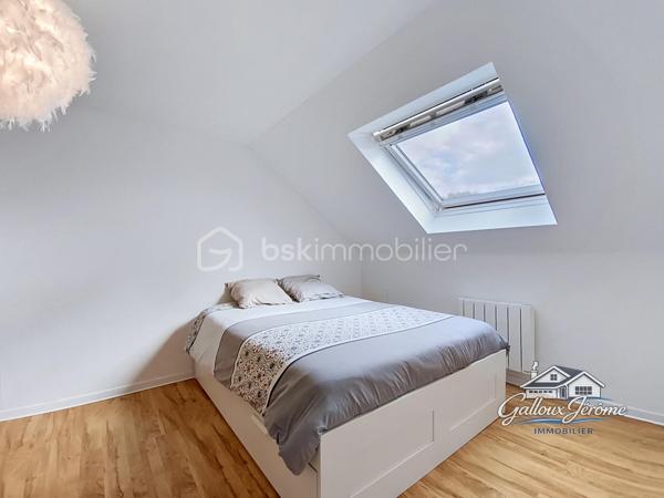 Mieux qu’un appartement : maison avec jardin et stationnements

Vous recherchez votre premier achat, mais vous souhaitez plus qu’un simple appartement ? Cette maison est faite pour vous.

D’une surface de 54.4 m² loi Carrez et 62 m² au sol, elle offre un cadre de vie agréable avec deux espaces extérieurs, une terrasse, un abri de jardin et deux places de stationnement.

Dès le portillon, vous arrivez sur un premier jardin avec terrasse, donnant accès à l’entrée de la maison. Vous découvrirez ensuite un séjour/salle à manger avec cuisine ouverte, une chambre ainsi qu’un WC séparé.

À l’étage, la maison dispose d’une grande chambre et d’une salle de bains indépendante.

À l’arrière, un second petit jardin avec abri vient compléter ce bien.

Une maison fonctionnelle, idéale pour un premier achat, offrant les avantages d’un extérieur et d’un stationnement, tout en restant une belle alternative à l’appartement.