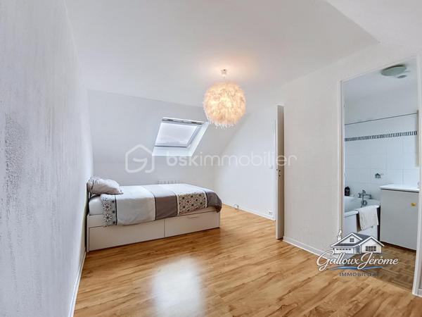 Mieux qu’un appartement : maison avec jardin et stationnements

Vous recherchez votre premier achat, mais vous souhaitez plus qu’un simple appartement ? Cette maison est faite pour vous.

D’une surface de 54.4 m² loi Carrez et 62 m² au sol, elle offre un cadre de vie agréable avec deux espaces extérieurs, une terrasse, un abri de jardin et deux places de stationnement.

Dès le portillon, vous arrivez sur un premier jardin avec terrasse, donnant accès à l’entrée de la maison. Vous découvrirez ensuite un séjour/salle à manger avec cuisine ouverte, une chambre ainsi qu’un WC séparé.

À l’étage, la maison dispose d’une grande chambre et d’une salle de bains indépendante.

À l’arrière, un second petit jardin avec abri vient compléter ce bien.

Une maison fonctionnelle, idéale pour un premier achat, offrant les avantages d’un extérieur et d’un stationnement, tout en restant une belle alternative à l’appartement.