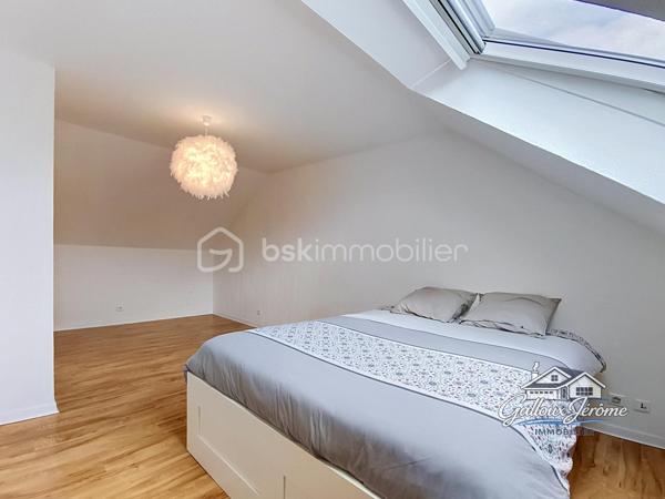 Mieux qu’un appartement : maison avec jardin et stationnements

Vous recherchez votre premier achat, mais vous souhaitez plus qu’un simple appartement ? Cette maison est faite pour vous.

D’une surface de 54.4 m² loi Carrez et 62 m² au sol, elle offre un cadre de vie agréable avec deux espaces extérieurs, une terrasse, un abri de jardin et deux places de stationnement.

Dès le portillon, vous arrivez sur un premier jardin avec terrasse, donnant accès à l’entrée de la maison. Vous découvrirez ensuite un séjour/salle à manger avec cuisine ouverte, une chambre ainsi qu’un WC séparé.

À l’étage, la maison dispose d’une grande chambre et d’une salle de bains indépendante.

À l’arrière, un second petit jardin avec abri vient compléter ce bien.

Une maison fonctionnelle, idéale pour un premier achat, offrant les avantages d’un extérieur et d’un stationnement, tout en restant une belle alternative à l’appartement.