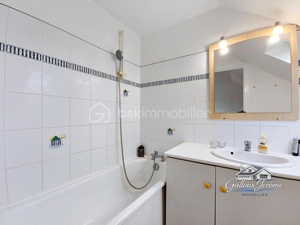 Mieux qu’un appartement : maison avec jardin et stationnements

Vous recherchez votre premier achat, mais vous souhaitez plus qu’un simple appartement ? Cette maison est faite pour vous.

D’une surface de 54.4 m² loi Carrez et 62 m² au sol, elle offre un cadre de vie agréable avec deux espaces extérieurs, une terrasse, un abri de jardin et deux places de stationnement.

Dès le portillon, vous arrivez sur un premier jardin avec terrasse, donnant accès à l’entrée de la maison. Vous découvrirez ensuite un séjour/salle à manger avec cuisine ouverte, une chambre ainsi qu’un WC séparé.

À l’étage, la maison dispose d’une grande chambre et d’une salle de bains indépendante.

À l’arrière, un second petit jardin avec abri vient compléter ce bien.

Une maison fonctionnelle, idéale pour un premier achat, offrant les avantages d’un extérieur et d’un stationnement, tout en restant une belle alternative à l’appartement.