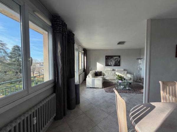 Superbe T3 traversant avec balcons, cave et stationnement Exposition plein Sud face à un parc arboré