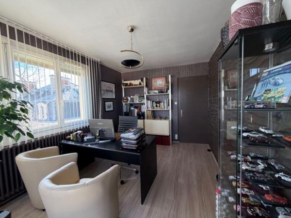 Superbe T3 traversant avec balcons, cave et stationnement Exposition plein Sud face à un parc arboré