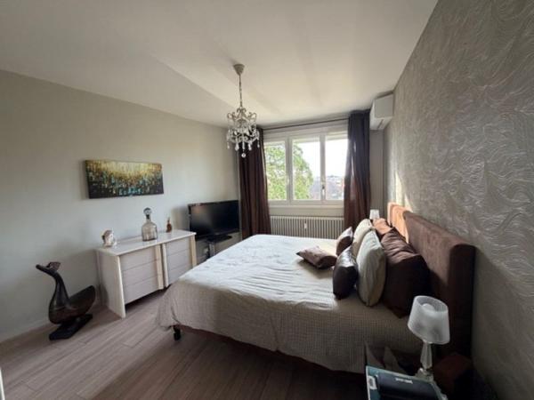 Superbe T3 traversant avec balcons, cave et stationnement Exposition plein Sud face à un parc arboré