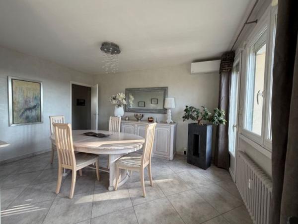 Superbe T3 traversant avec balcons, cave et stationnement Exposition plein Sud face à un parc arboré