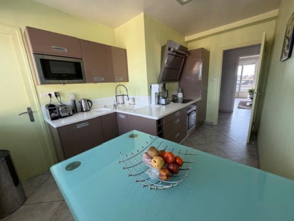 Superbe T3 traversant avec balcons, cave et stationnement Exposition plein Sud face à un parc arboré