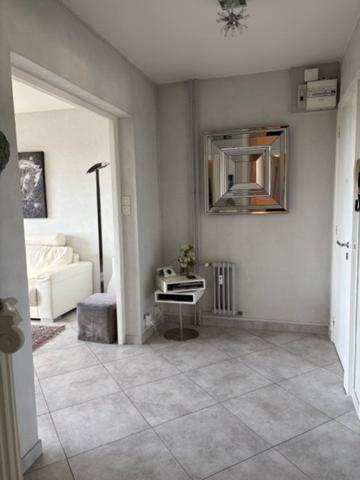 Superbe T3 traversant avec balcons, cave et stationnement Exposition plein Sud face à un parc arboré