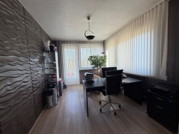 Superbe T3 traversant avec balcons, cave et stationnement Exposition plein Sud face à un parc arboré