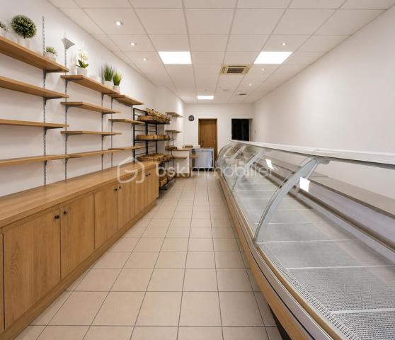 Vous souhaitez reprendre un commerce alimentaire bénéficiant d'un emplacement de qualité et d'un réel potentiel de développement ?

Je vous propose ce fonds de commerce idéalement situé dans un secteur commerçant dynamique d'Olivet, profitant d'une clientèle fidèle et d'un environnement particulièrement favorable aux commerces de bouche.

Le local, d'environ 45 m², est fonctionnel, entretenu et vendu avec le matériel professionnel nécessaire à la poursuite de l'activité. Une reprise rapide est donc possible, sans investissement immédiat important.

Le bail commercial constitue un véritable atout grâce à des conditions locatives particulièrement avantageuses, permettant de maîtriser les charges d'exploitation et de développer sereinement votre activité.

Au-delà de l'activité actuelle, ce commerce offre de belles perspectives d'évolution. Son implantation et sa configuration conviendront parfaitement à un projet de fromagerie, crèmerie, cave à vins, épicerie spécialisée, commerce de bouche ou activité traiteur, sous réserve des autorisations nécessaires.

Les atouts du bien :
- Emplacement recherché à Olivet.
- Secteur commerçant dynamique.
- Clientèle fidélisée.
- Local d'environ 45 m².
- Matériel professionnel inclus.
- Bail commercial avec conditions locatives attractives.
- Faibles charges d'exploitation.
- Aucun salarié à reprendre.
- Stock vendu en sus.
- Reprise immédiate.
- Fort potentiel de développement.

Une opportunité idéale pour un professionnel souhaitant créer, développer ou diversifier son activité dans un secteur reconnu pour son dynamisme commercial.

Prix de vente : 45 000 € HAI

Pour tout renseignement complémentaire ou pour recevoir le dossier complet, contactez-moi afin d'échanger sur votre projet.