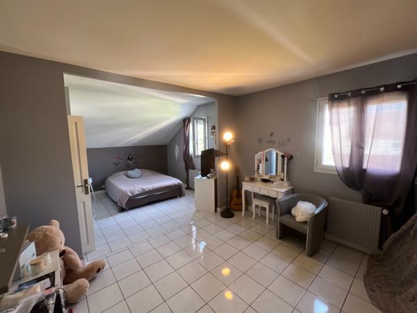 SUPERBE MAISON DE 8 PIECES DE 215 M2 , TERRASSE , JARDIN ET GARAGE DOUBLE - QUARTIER PRIVILEGIE DU HAUT DE BONNEUIL (94380)