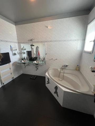 SUPERBE MAISON DE 8 PIECES DE 215 M2 , TERRASSE , JARDIN ET GARAGE DOUBLE - QUARTIER PRIVILEGIE DU HAUT DE BONNEUIL (94380)