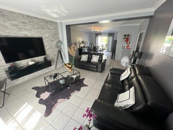 SUPERBE MAISON DE 8 PIECES DE 215 M2 , TERRASSE , JARDIN ET GARAGE DOUBLE - QUARTIER PRIVILEGIE DU HAUT DE BONNEUIL (94380)