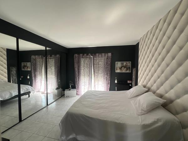 SUPERBE MAISON DE 8 PIECES DE 215 M2 , TERRASSE , JARDIN ET GARAGE DOUBLE - QUARTIER PRIVILEGIE DU HAUT DE BONNEUIL (94380)