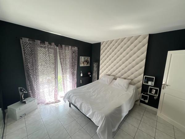 SUPERBE MAISON DE 8 PIECES DE 215 M2 , TERRASSE , JARDIN ET GARAGE DOUBLE - QUARTIER PRIVILEGIE DU HAUT DE BONNEUIL (94380)