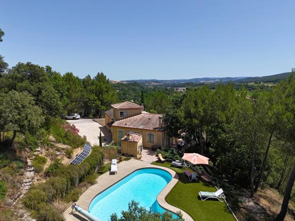 Villa de charme avec vue dégagée, piscine et plus de 1 hectare de terrain