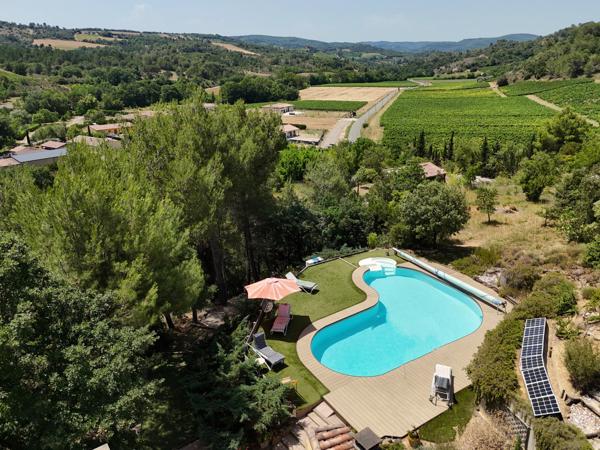 Villa de charme avec vue dégagée, piscine et plus de 1 hectare de terrain