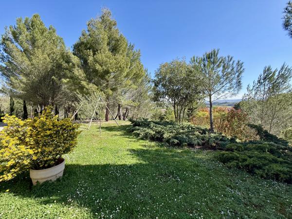 Villa de charme avec vue dégagée, piscine et plus de 1 hectare de terrain