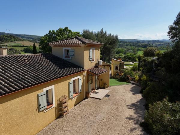 Villa de charme avec vue dégagée, piscine et plus de 1 hectare de terrain