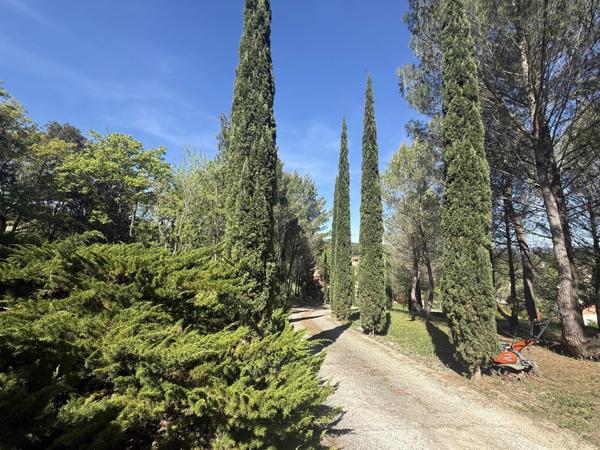 Villa de charme avec vue dégagée, piscine et plus de 1 hectare de terrain