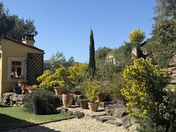 Villa de charme avec vue dégagée, piscine et plus de 1 hectare de terrain