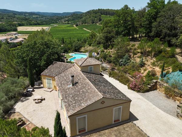 Villa de charme avec vue dégagée, piscine et plus de 1 hectare de terrain